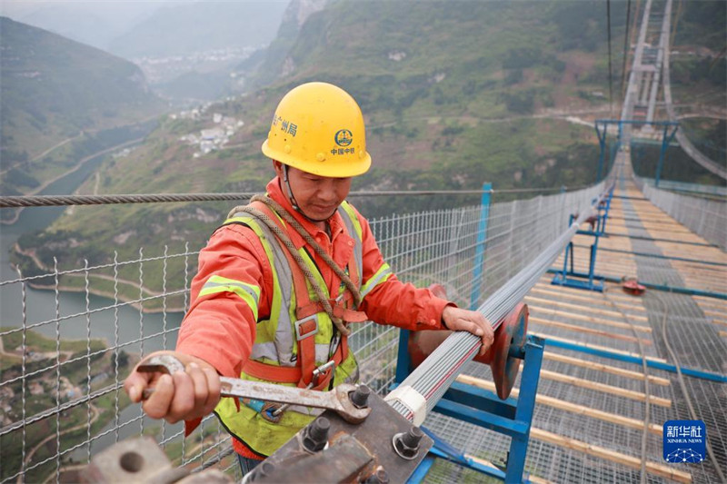 Guizhou : début de la pose des cables principaux du super pont sur la rivière Tongzi