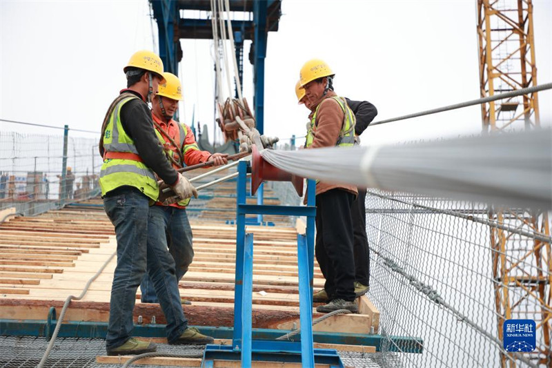 Guizhou : début de la pose des cables principaux du super pont sur la rivière Tongzi