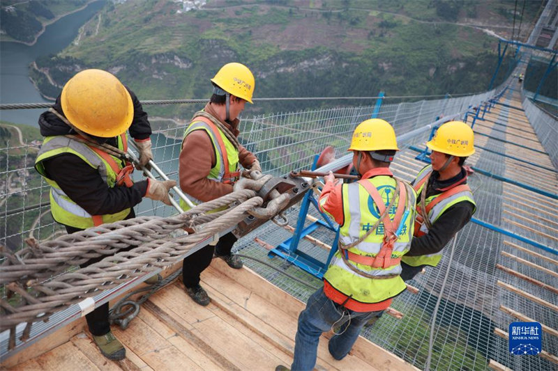 Guizhou : début de la pose des cables principaux du super pont sur la rivière Tongzi