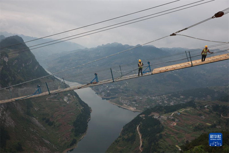 Guizhou : début de la pose des cables principaux du super pont sur la rivière Tongzi