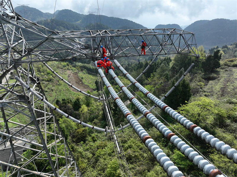 L'examen des pyl?nes à haute tension de la ligne électrique ouest-est