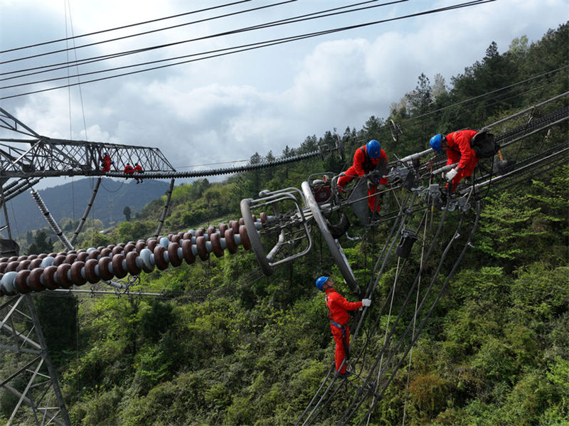 L'examen des pyl?nes à haute tension de la ligne électrique ouest-est