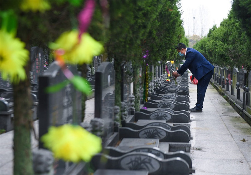 Chine : des gens rendent hommage aux défunts lors de la fête de Qingming