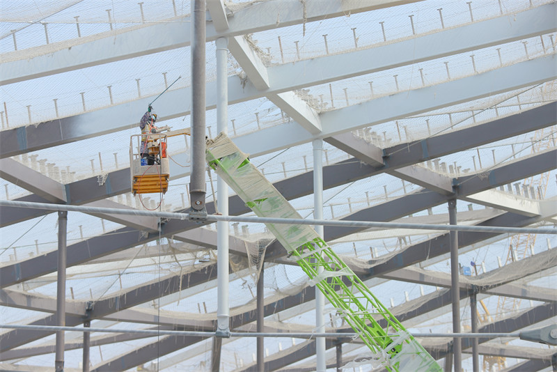 Shandong : la construction du stade de football des jeunes bat son plein à Qingdao