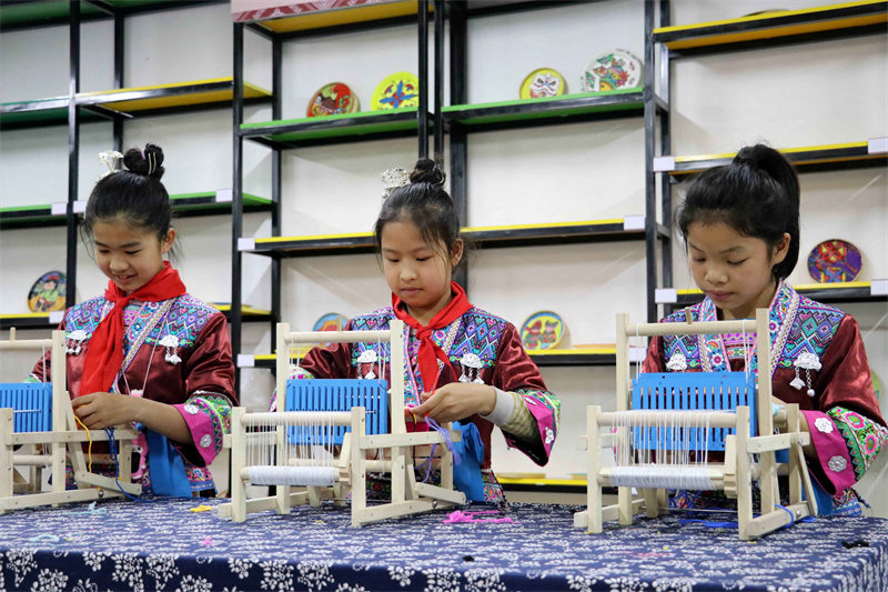 Guangxi : des élèves apprennent des techniques de brocart à Liuzhou