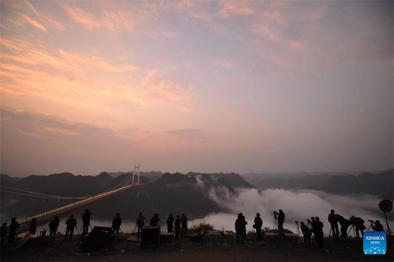 Hunan : le pont d'Aizhai devient la voie vers la prospérité pour les villageois locaux