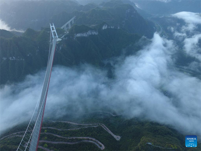 Hunan : le pont d'Aizhai devient la voie vers la prospérité pour les villageois locaux