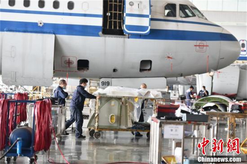 En visite sur la plus grande base de maintenance des avions dans le sud-ouest de la Chine