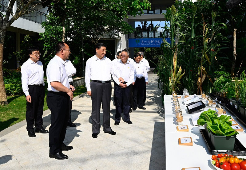 Xi Jinping inspecte la province de Hainan