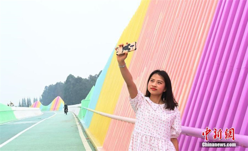 Sichuan : un pont nouvellement construit à Chengdu attire les visiteurs