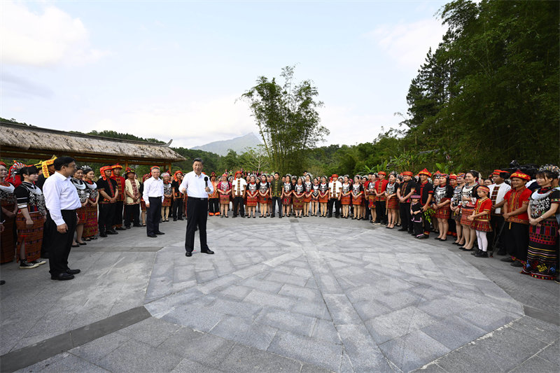 Xi Jinping inspecte Wuzhishan à Hainan