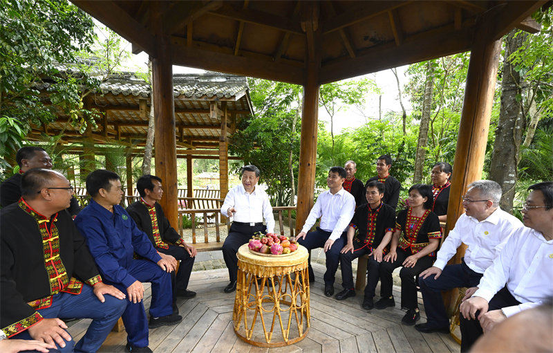 Xi Jinping inspecte Wuzhishan à Hainan