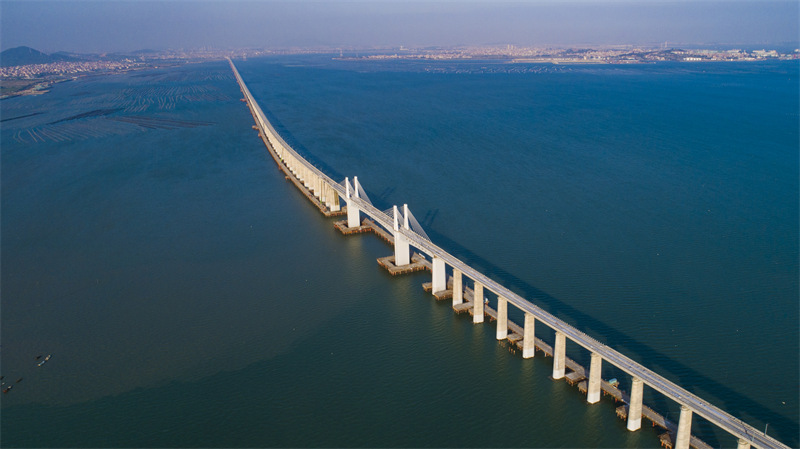 Fujian : la construction de la voie sans ballast du pont de la baie de Meizhou est achevée