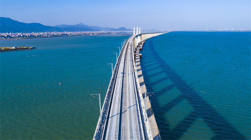 Fujian : la construction de la voie sans ballast du pont de la baie de Meizhou est achevée