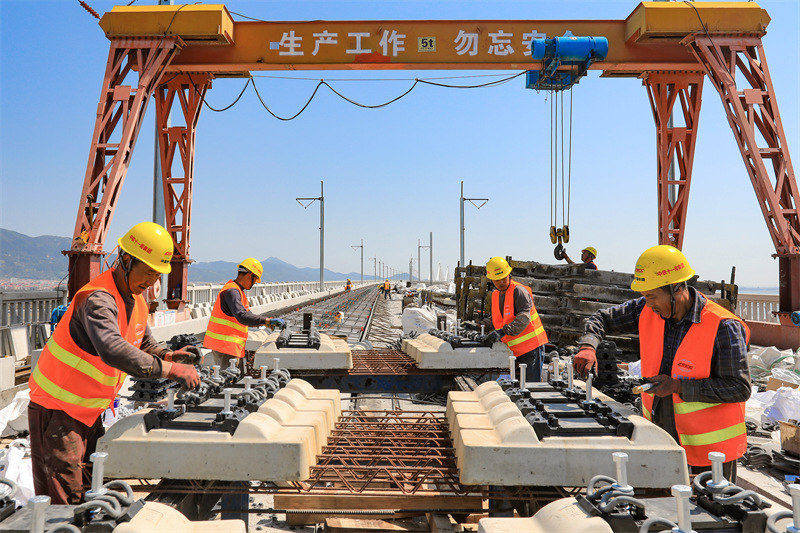 Fujian : la construction de la voie sans ballast du pont de la baie de Meizhou est achevée