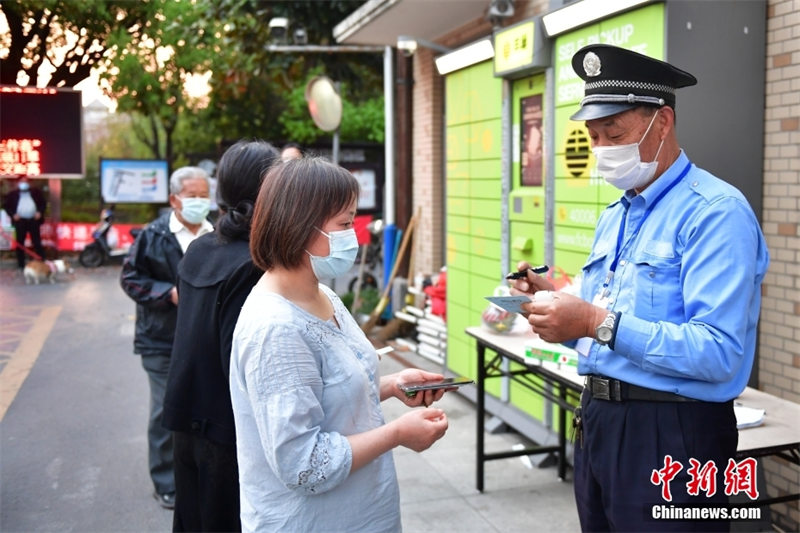 Que fait le premier groupe de personnes placées sous contr?le de l'épidémie de Shanghai ?