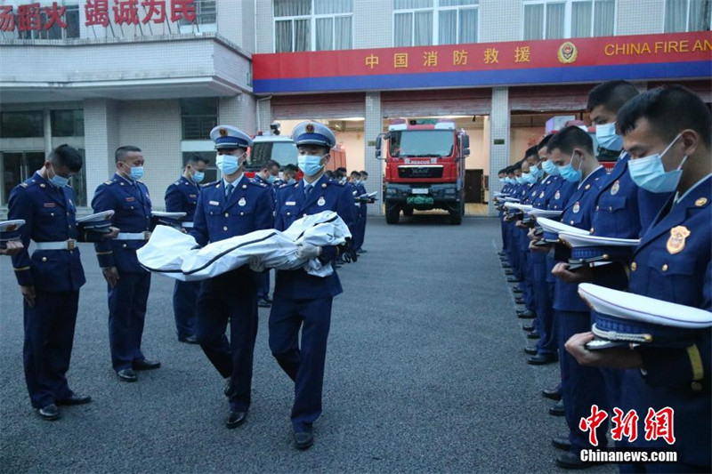 Les pompiers de Chongqing font leurs adieux à un chien de recherche et de sauvetage mort à 8 ans