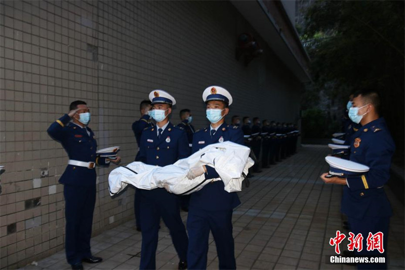 Les pompiers de Chongqing font leurs adieux à un chien de recherche et de sauvetage mort à 8 ans