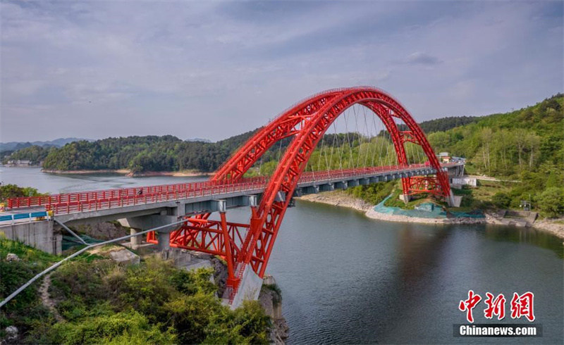 Le premier pont routier ? en anse de panier ? de la province du Guizhou a remporté le ? prix Nobel des ponts ?   