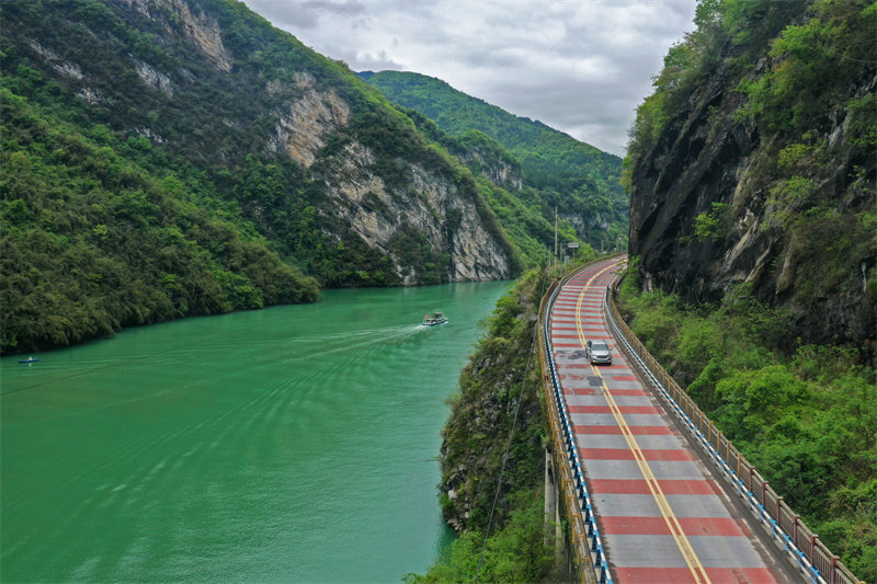 Chongqing : la route de la falaise, la voie vers la prospérité