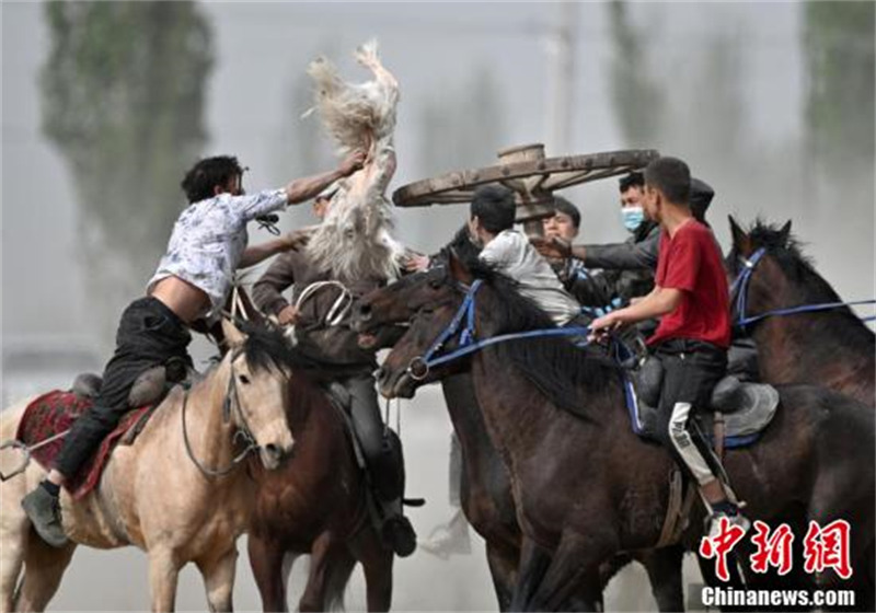 Xinjiang : une compétition de bouzkachi attire des visiteurs