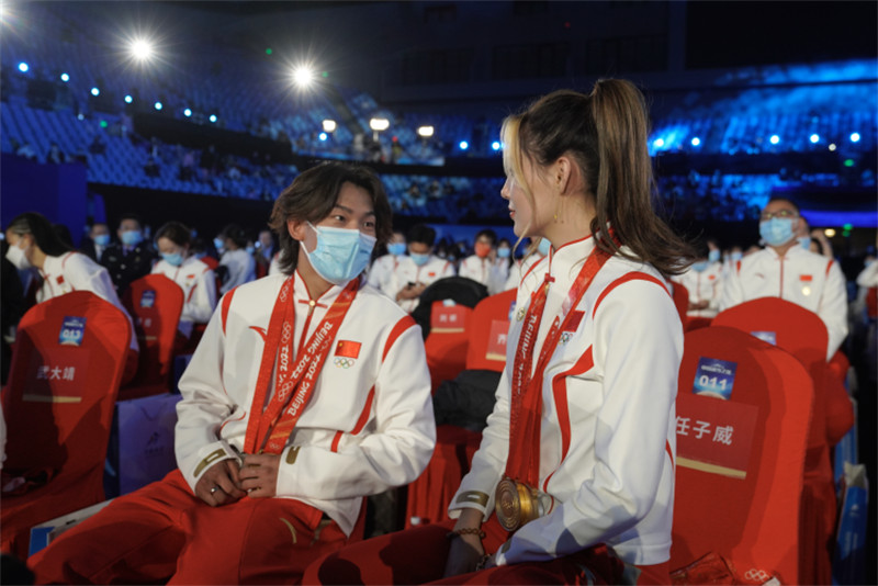 Eileen Gu et Su Yiming montrent leurs talents musicaux lors du Gala de la nuit de la glace et de la neige de Chine