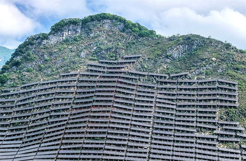 Guangxi : des panneaux photovolta?ques sur des collines arides contribuent à la revitalisation rurale