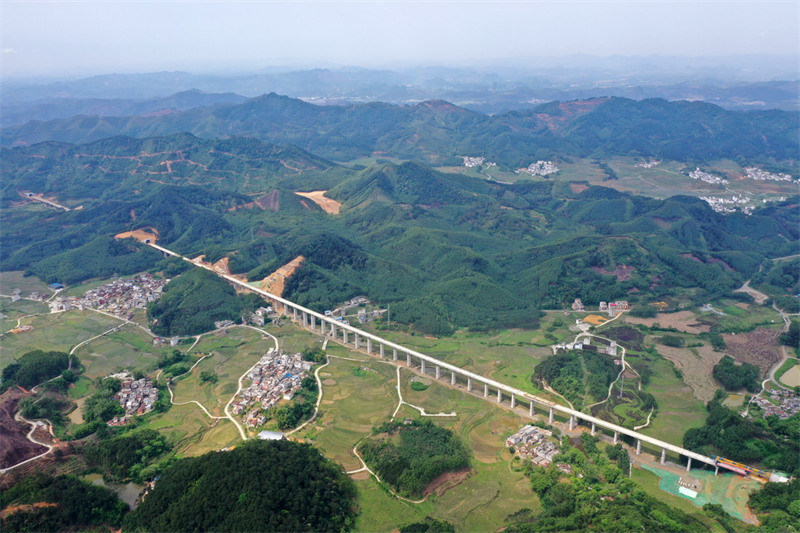 Le projet de ponts pour la ligne principale du chemin de fer à grande vitesse Guiyang-Nanning est achevé 