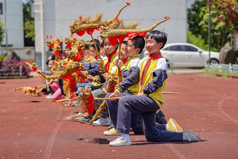 Zhejiang : des cours de patrimoine culturel immatériel favorise la politique de ? Double Réduction ? à Chun'an