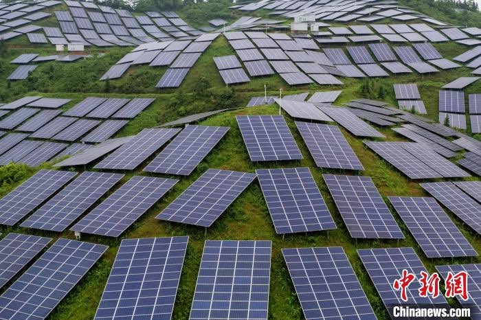 Jiangxi : la vue spectaculaire de panneaux photovolta?ques couvrant des collines rurales comme une armure