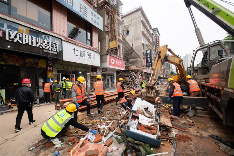 Chine : secours après l'effondrement d'un immeuble à Changsha