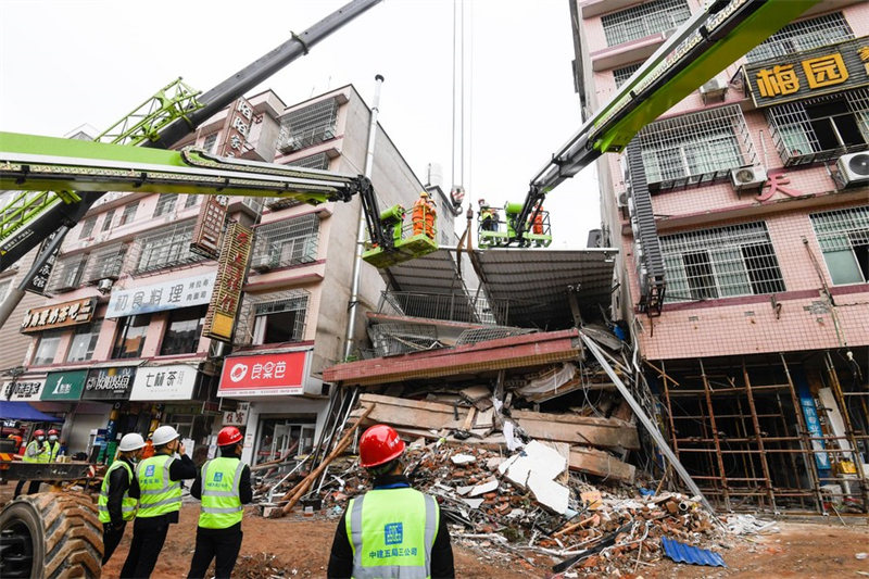 Chine : secours après l'effondrement d'un immeuble à Changsha