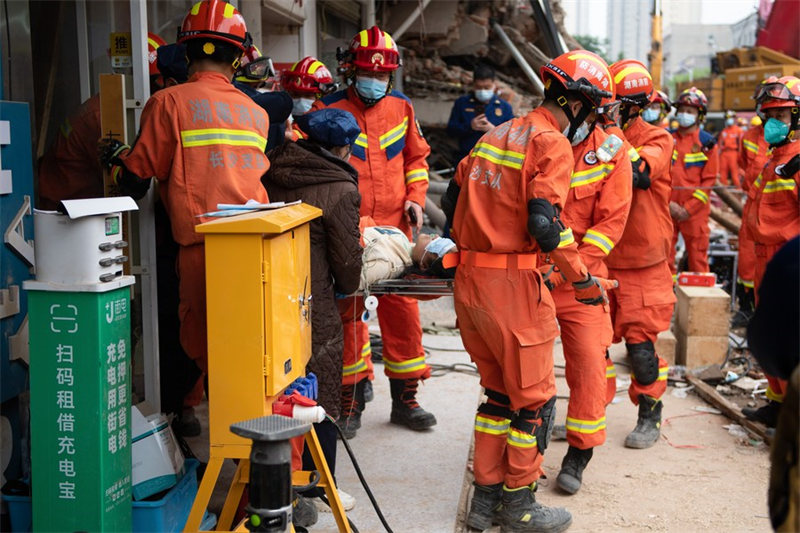 Chine : secours après l'effondrement d'un immeuble à Changsha