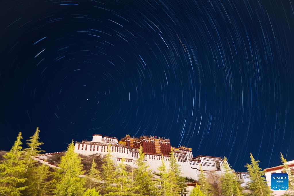 Tibet : les tra?nées d'étoiles au-dessus du Palais du Potala à Lhassa