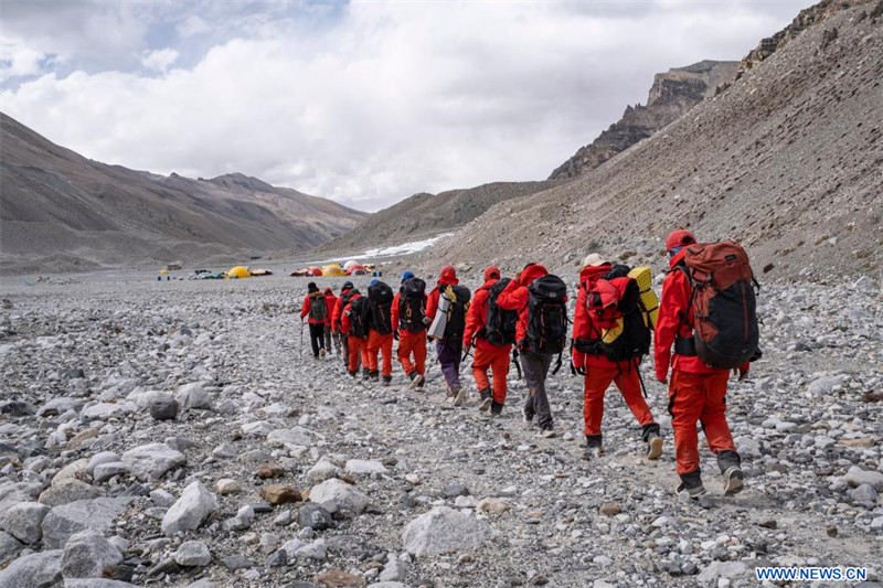 L'équipe d'expédition scientifique chinoise retourne en sécurité au camp de base du mont Qomolangma