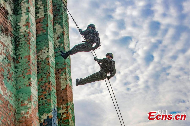 L'équipe spéciale de combat de la police armée chinoise suit un entra?nement de haute intensité dans le Guangxi