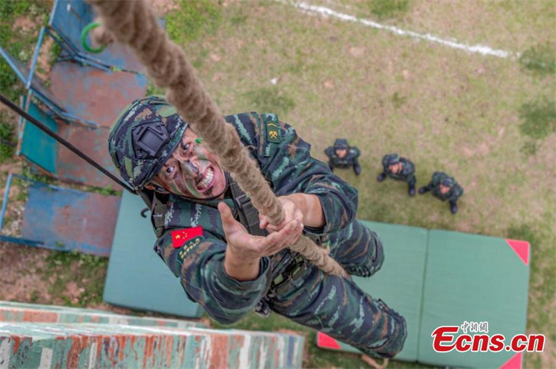 L'équipe spéciale de combat de la police armée chinoise suit un entra?nement de haute intensité dans le Guangxi