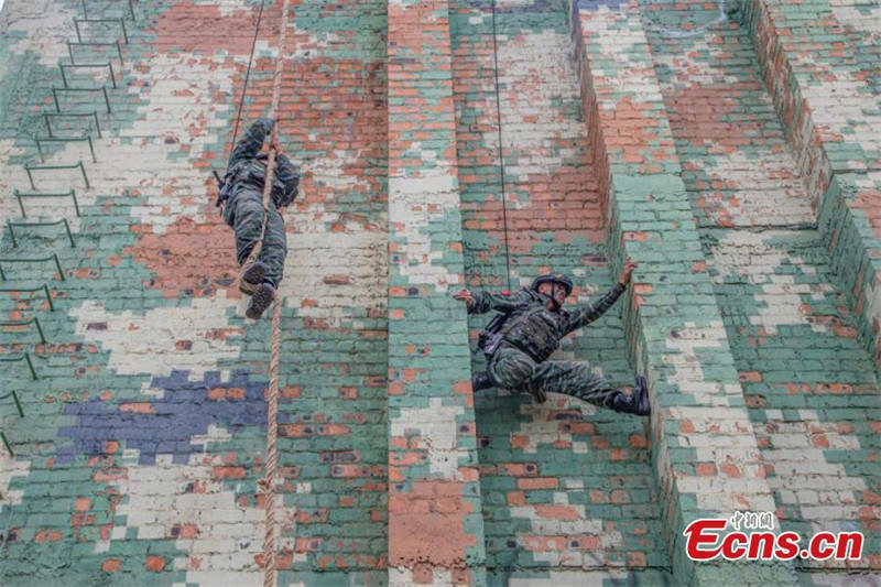 L'équipe spéciale de combat de la police armée chinoise suit un entra?nement de haute intensité dans le Guangxi