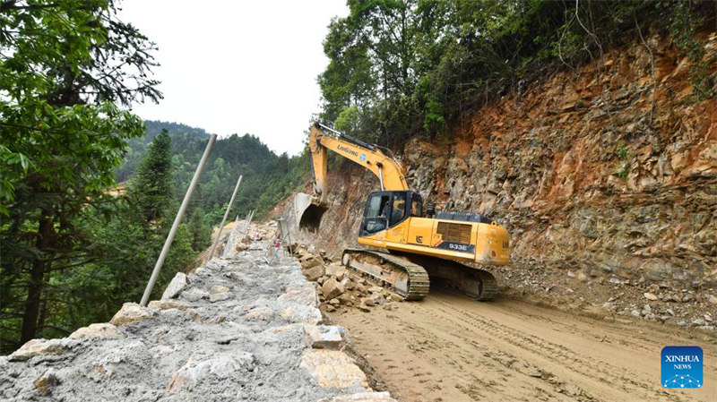 Une route goudronnée en construction à Gandong, dans le Guangxi