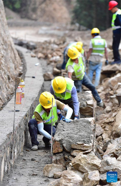 Une route goudronnée en construction à Gandong, dans le Guangxi