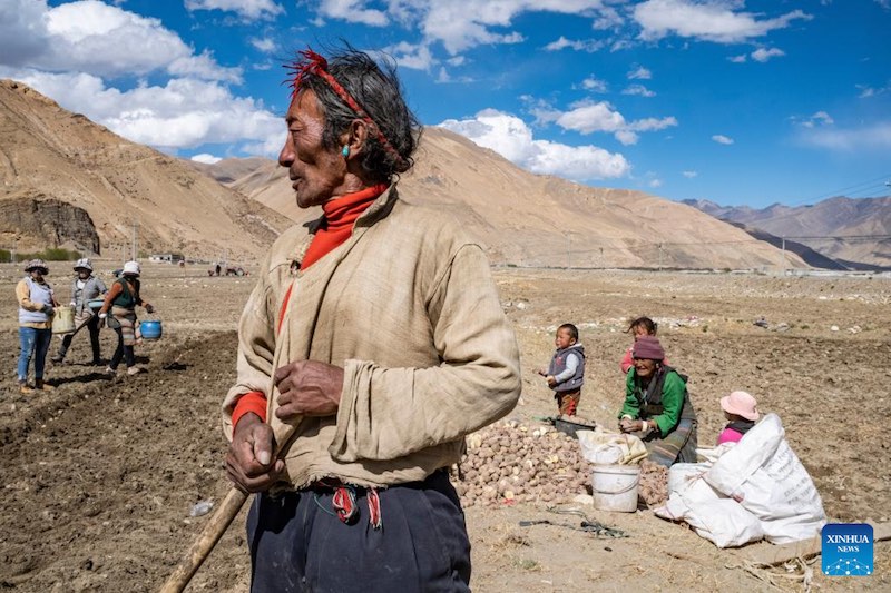 Les travaux agricoles de printemps commencent dans la commune administrative la plus proche du mont Qomolangma