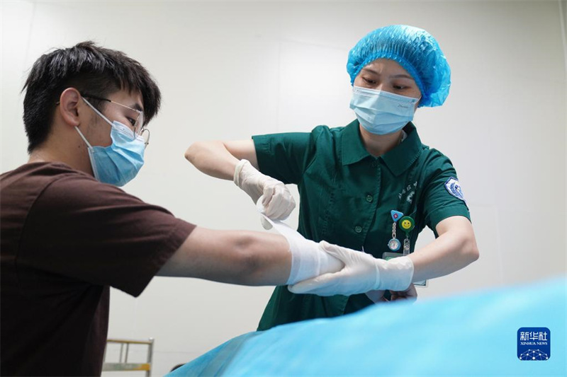 Des ? anges en blanc ? lors de la Journée internationale des infirmières