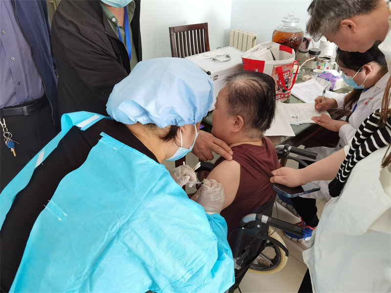 Tianjin vaccine les personnes agées, dont certaines ont plus de 100 ans