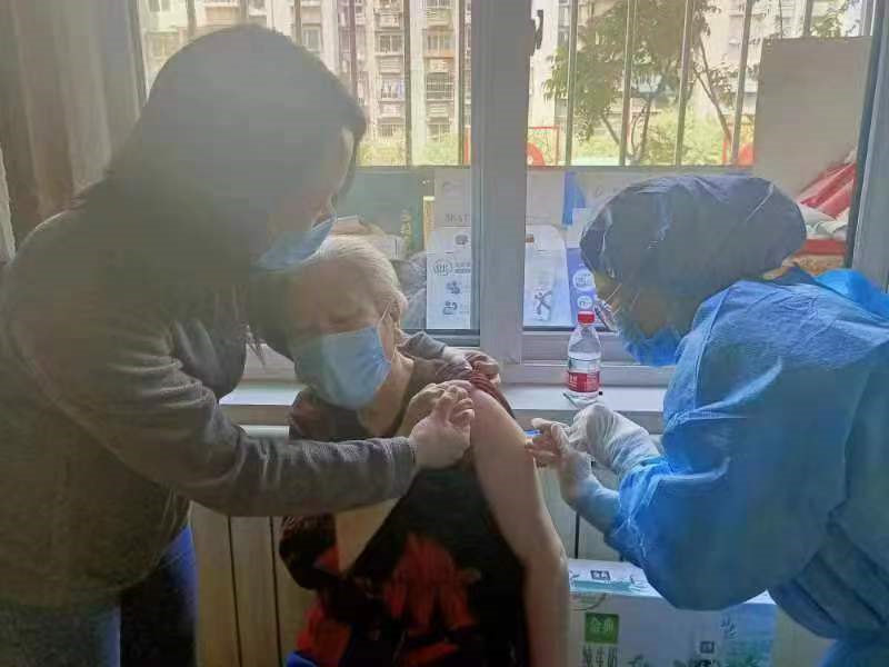 Tianjin vaccine les personnes agées, dont certaines ont plus de 100 ans