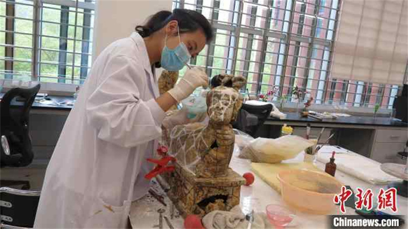 Une jeune restauratrice de reliques culturelles redonne vie à des trésors anciens