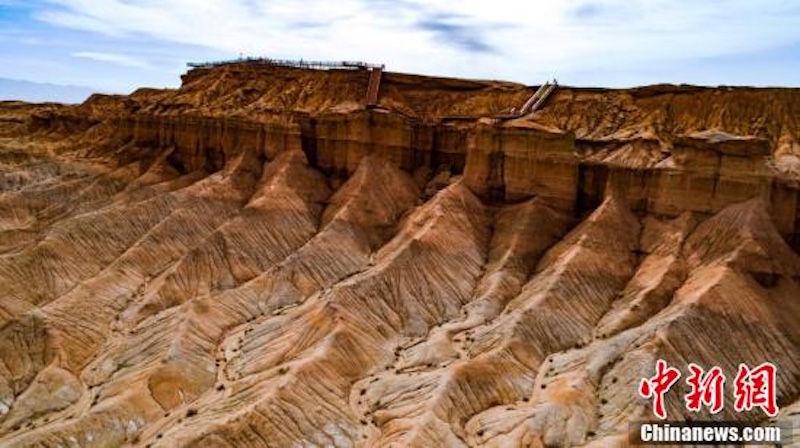 Qinghai : le paysage du relief de yardang de la région de la falaise rouge, ? l'endroit le plus semblable à Mars en Chine ? 