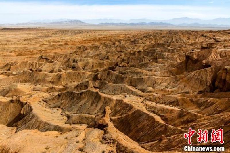 Qinghai : le paysage du relief de yardang de la région de la falaise rouge, ? l'endroit le plus semblable à Mars en Chine ? 