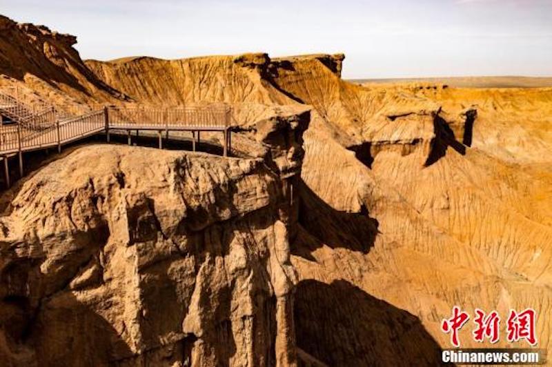 Qinghai : le paysage du relief de yardang de la région de la falaise rouge, ? l'endroit le plus semblable à Mars en Chine ? 