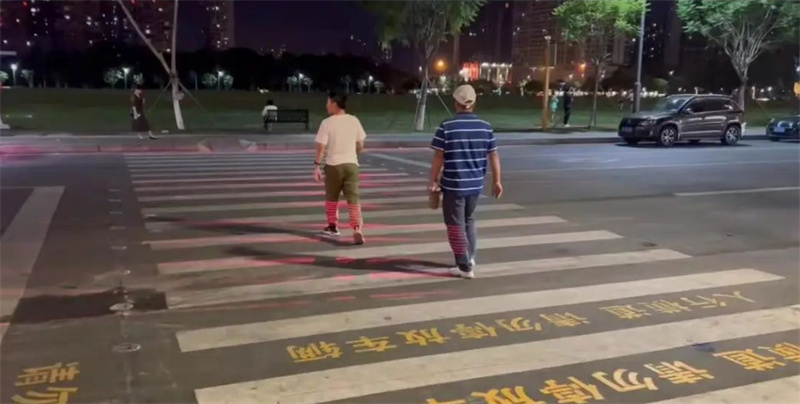 Chengdu : en marchant sur un passage piéton, les jambes sont devenues ? rouge vif ?