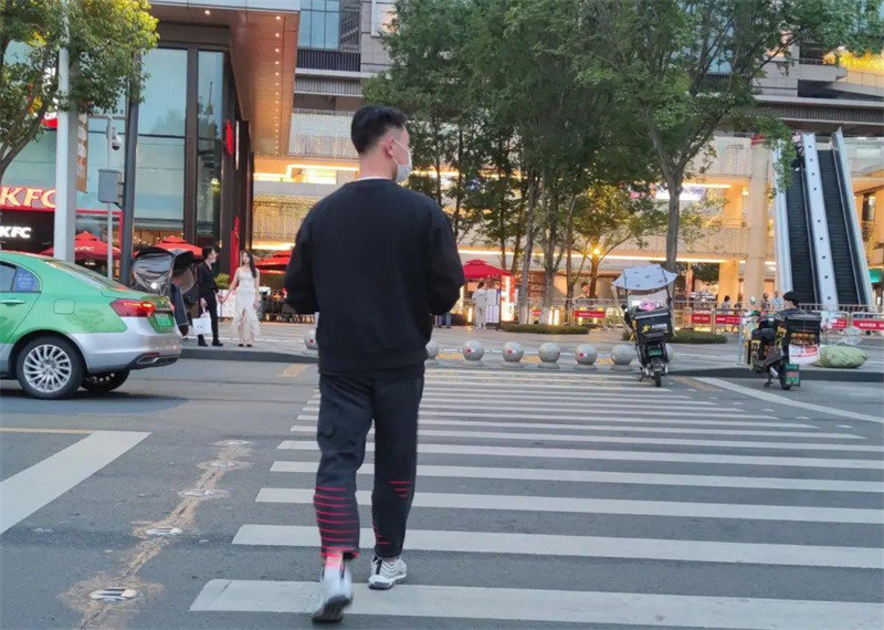 Chengdu : en marchant sur un passage piéton, les jambes sont devenues ? rouge vif ?